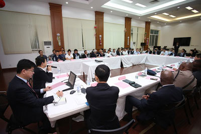 筑牢海外安全防線——駐牙買加使館舉辦領(lǐng)事保護(hù)四方聯(lián)席會(huì)議并開(kāi)展經(jīng)濟(jì)貿(mào)易咨詢服務(wù)